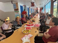 集体生日会，情暖老人心