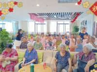 开封泰邦老年公寓迎来了五线谱幼儿园的小朋友一起过长者生日