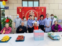德家养老院老人，一起为八旬老人过寿，大家纷纷送上祝福
