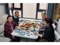 一顿家常饭 笑谈游子情